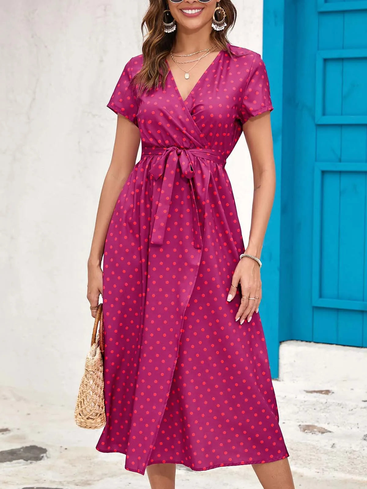 Damenkleid in Rot mit Punkten, Wickeloptik, knielang, kurzärmelig. Perfekt für Sommermode, Freizeitkleidung, stilvoll und elegant.