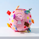 Niedliches, besticktes Quietschball-Haustierspielzeug in Rosa mit bunten Punkten und Etiketten. Perfekt für interaktives Spielen und Kauen.