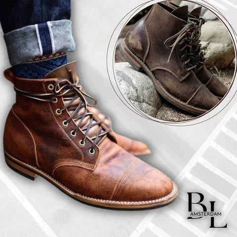 Hochwertige braune Lederstiefel für Herren, handgefertigt, robustes Design, ideal für Herbstmode. Perfekt für stilvolle, langlebige Fußbekleidung.
