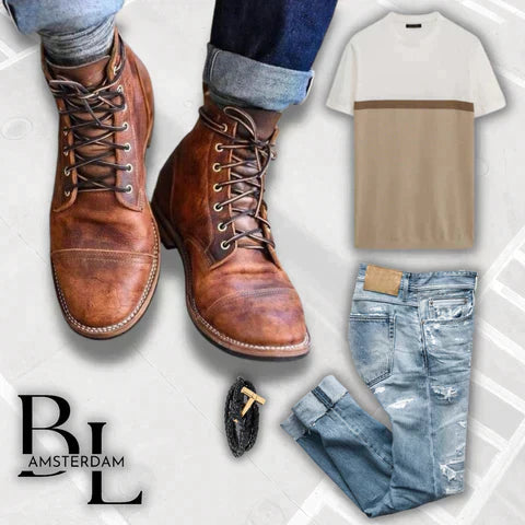 Herrenoutfit mit braunen Lederstiefeln, beiger T-Shirt, blauen Jeans und schwarzem Gürtel. Perfekt für lässige Mode und Streetwear.