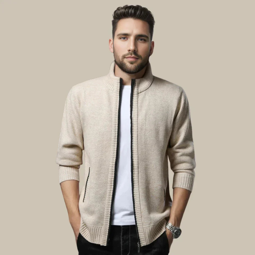 Herren-Strickjacke in Beige, Reißverschluss, Stehkragen, modisch, bequem, ideal für Herbstmode, vielseitig kombinierbar, zeitloses Design.