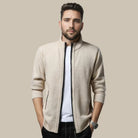 Herren-Strickjacke in Beige, Reißverschluss, Stehkragen, modisch, bequem, ideal für Herbstmode, vielseitig kombinierbar, zeitloses Design.