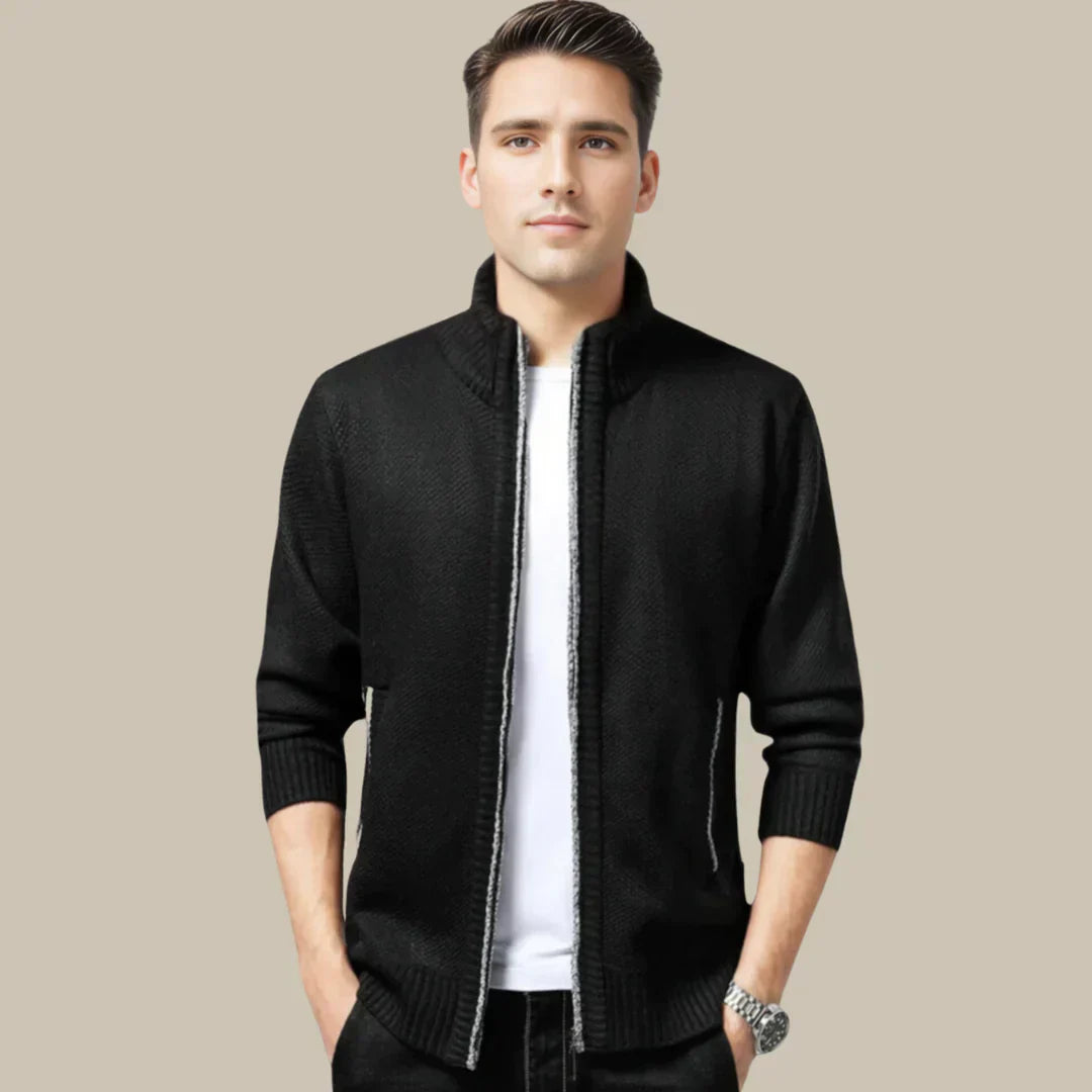 Herren-Strickjacke in Schwarz, stilvoll und modern. Perfekt für Herbstmode, kombiniert mit weißem T-Shirt. Ideal für elegante Freizeitlooks.