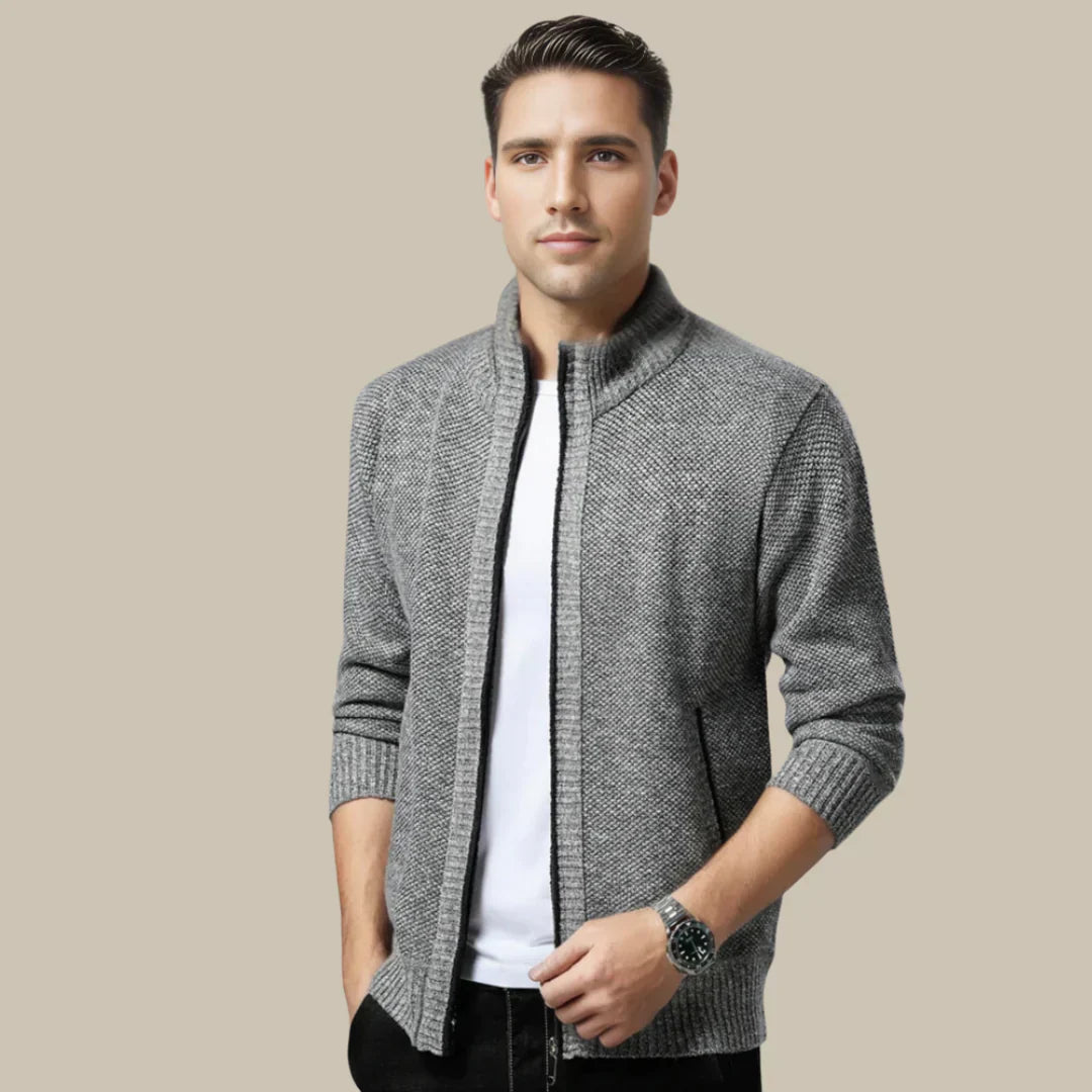 Grauer Herren-Cardigan mit Reißverschluss, modernem Design und Stehkragen. Perfekt für stilvolle Herbst- und Wintermode.