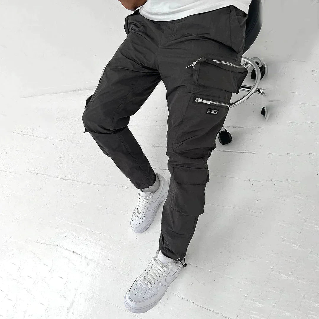 Dunkelgraue Cargohose mit Reißverschlusstaschen, Herrenmode, lässiger Stil, Streetwear.