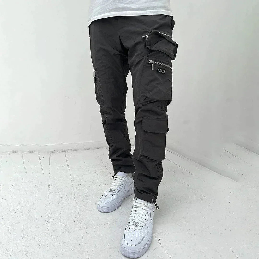 Schwarze Cargohose mit Taschen, Reißverschlüssen, Herrenmode, lässig, Streetwear, Baumwolle.