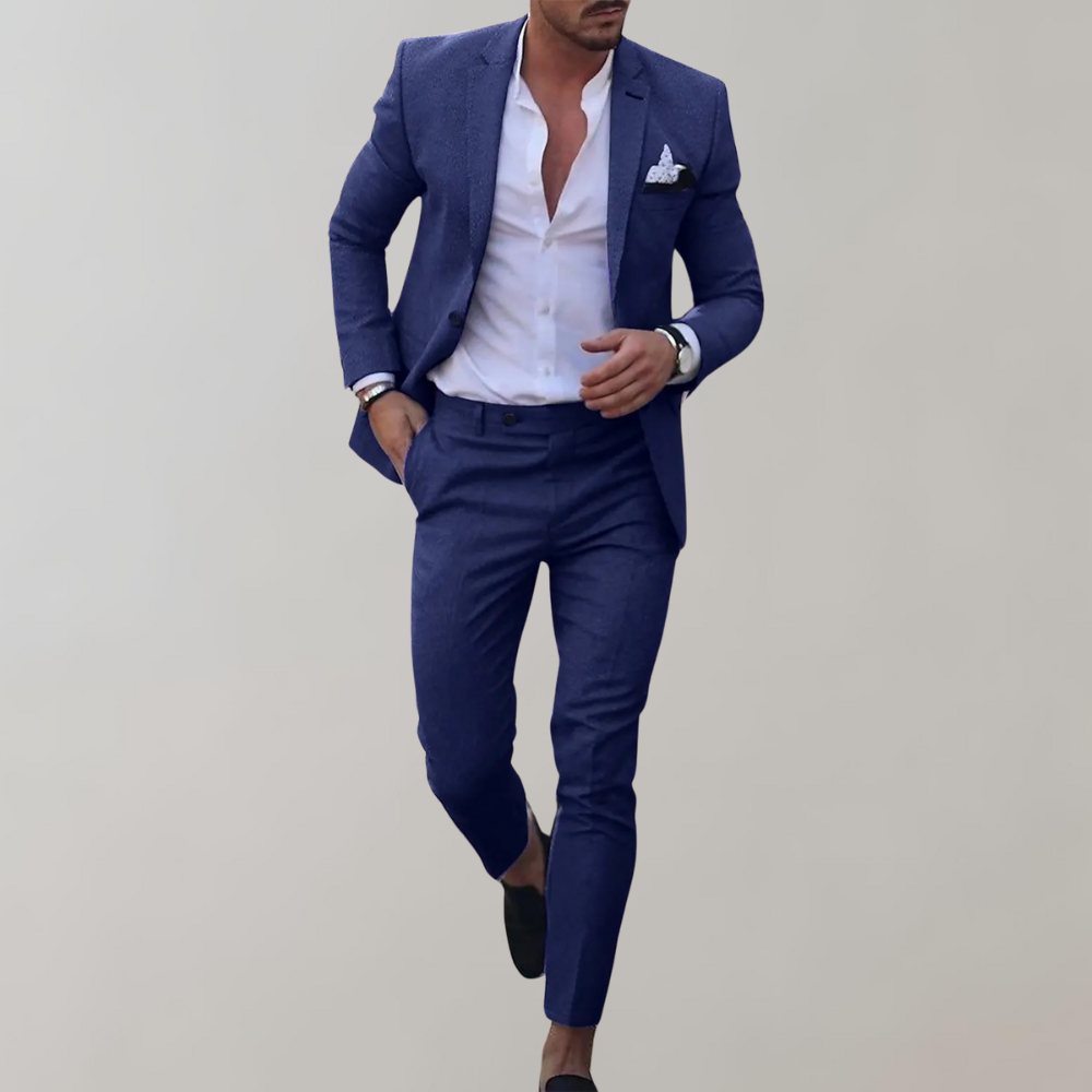 Eleganter dunkelblauer Herrenanzug mit Blazer und Hose, ideal für Business und formelle Anlässe. Stilvoll, modern und hochwertig verarbeitet.