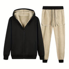 Zwart trainingspak voor heren met capuchon, gevoerd met warme fleece. Ideaal voor sport en casual gebruik. Comfortabel en stijlvol ontwerp.