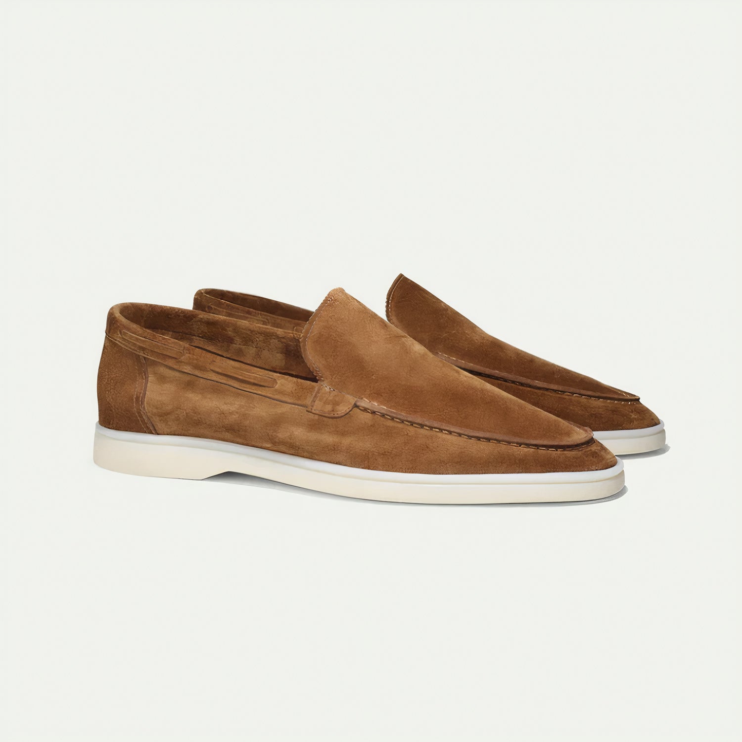 Braune Wildleder-Loafer mit weißer Sohle, elegantes Design, ideal für Herrenmode, komfortabel und stilvoll, perfekt für Freizeit und Büro.