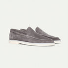 Graue Wildleder-Slipper für Herren, elegant und bequem, ideal für Freizeit und Büro. Hochwertige Verarbeitung, rutschfeste Sohle, zeitloses Design.