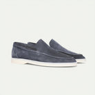 Dunkelblaue Wildleder-Slipper für Herren, stilvoll und bequem, ideal für Freizeit und Business. Hochwertige Verarbeitung, rutschfeste Sohle.