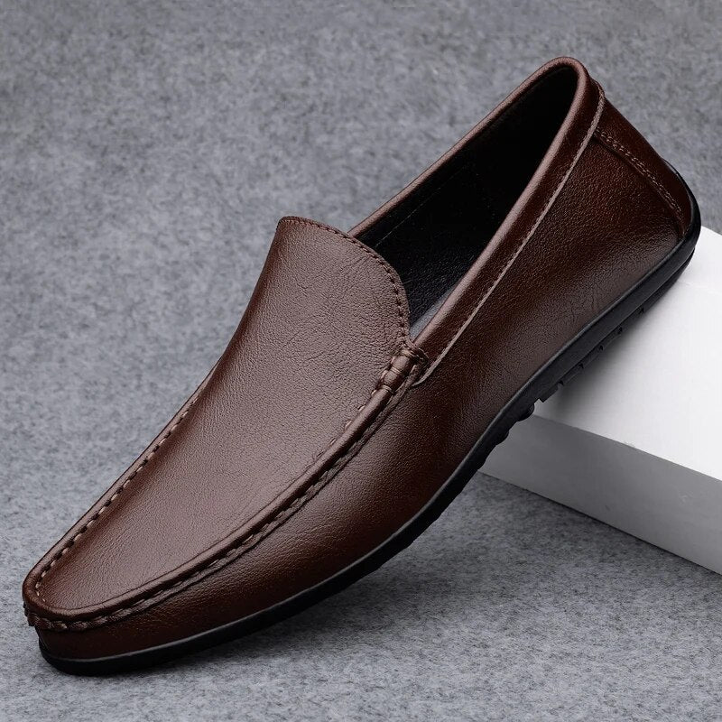 Braune Herren-Leder-Mokassins, modische Slip-On-Schuhe, weiche Sohle, casual Design.