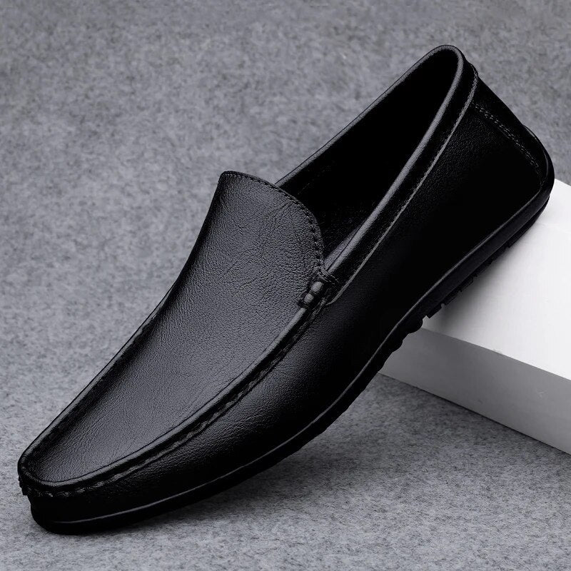 Schwarze Herren-Mokassins, Leder, rutschfest, modisch, bequem, Slip-On, Freizeitschuhe.