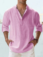 Leichtes Herren-Leinenhemd in Rosa, lässig und atmungsaktiv, ideal für Sommermode. Perfekt für stilvolle Freizeit- und Strandoutfits.