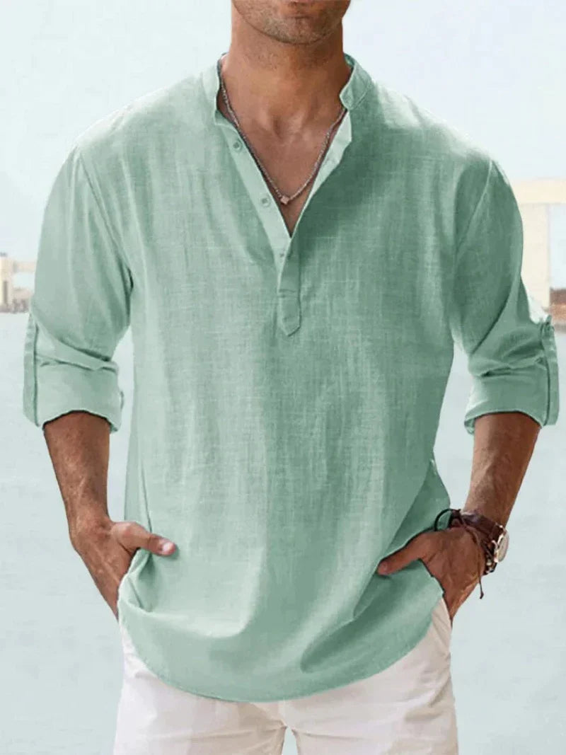 Leichtes Herren-Leinenhemd in Mintgrün, lässig und atmungsaktiv, ideal für Sommermode. Perfekt kombinierbar mit weißen Hosen.