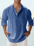 Blaues Leinenhemd für Herren, lässig und atmungsaktiv, ideal für Sommermode. Perfekt kombinierbar mit weißen Hosen für einen eleganten Look.