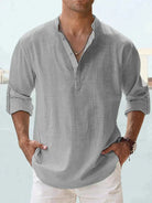 Graues Leinenhemd für Herren, lässig und atmungsaktiv, ideal für Sommermode. Perfekt kombinierbar mit weißen Hosen für einen eleganten Look.