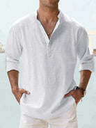 Leichtes Herren-Leinenhemd in Weiß, lässig und atmungsaktiv, ideal für Sommermode. Perfekt für stilvolle Freizeit- und Strandoutfits.