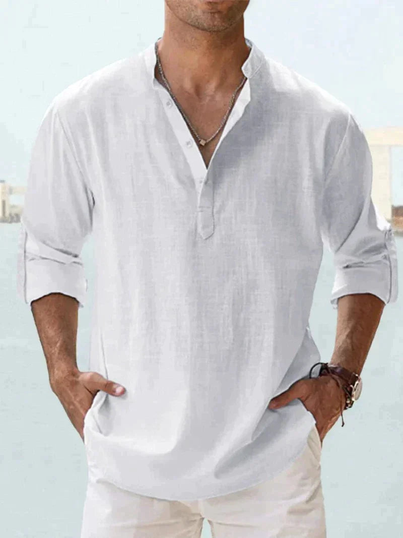 Leichtes Herren-Leinenhemd in Weiß, lässig und atmungsaktiv, ideal für Sommermode. Perfekt für stilvolle Freizeit- und Strandoutfits.