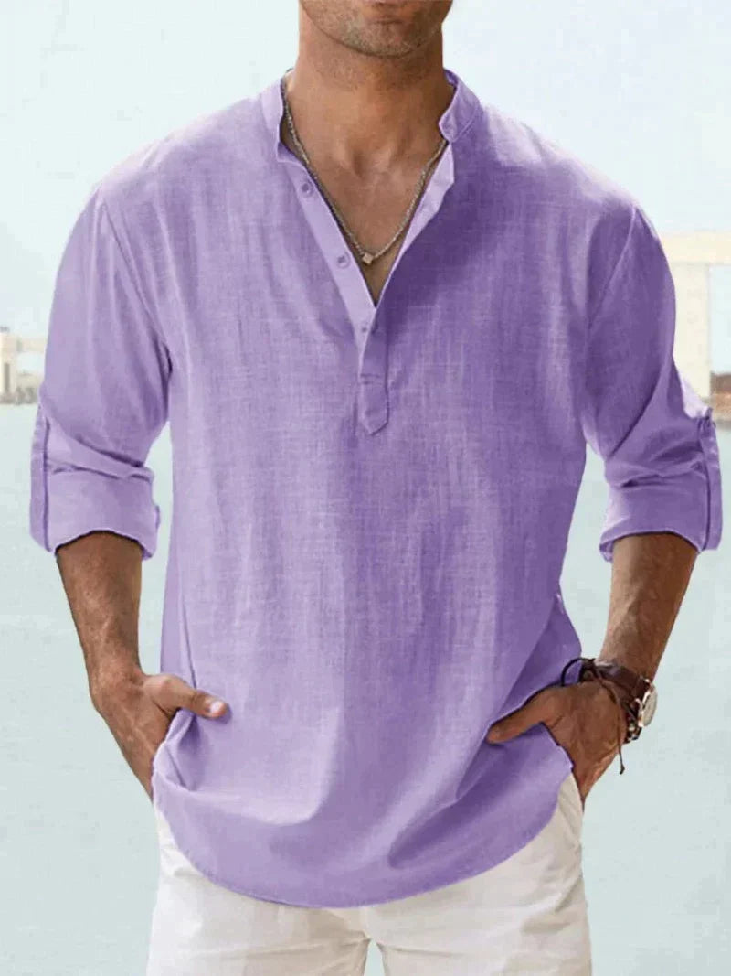 Lila Leinenhemd für Herren, lässig und atmungsaktiv, ideal für Sommermode. Perfekt kombinierbar mit weißen Hosen für einen stilvollen Look.