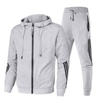 Grauer Herren-Trainingsanzug mit Kapuzenjacke und Jogginghose, sportlich, bequem, ideal für Fitness und Freizeit, mit schwarzen Streifen.