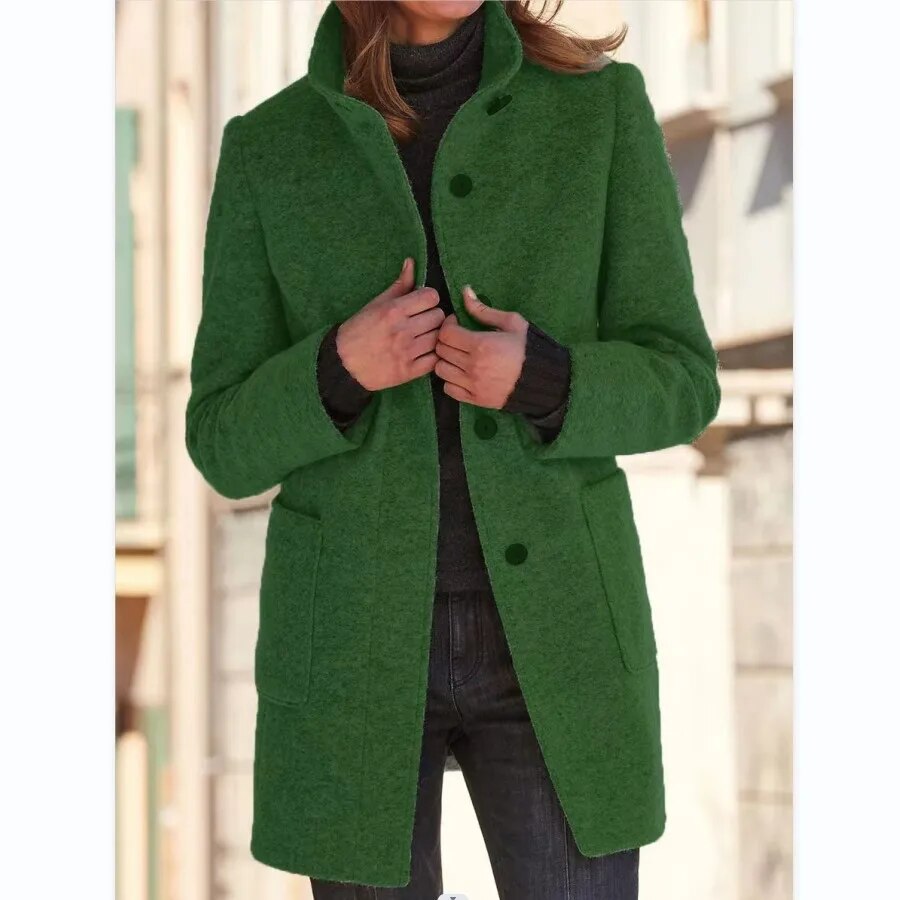Grüner Damen-Wollmantel, Vintage-Stil, Stehkragen, Knopfverschluss. Herbst-Winter-Mode, lässig und elegant. Perfekt für kühle Tage.