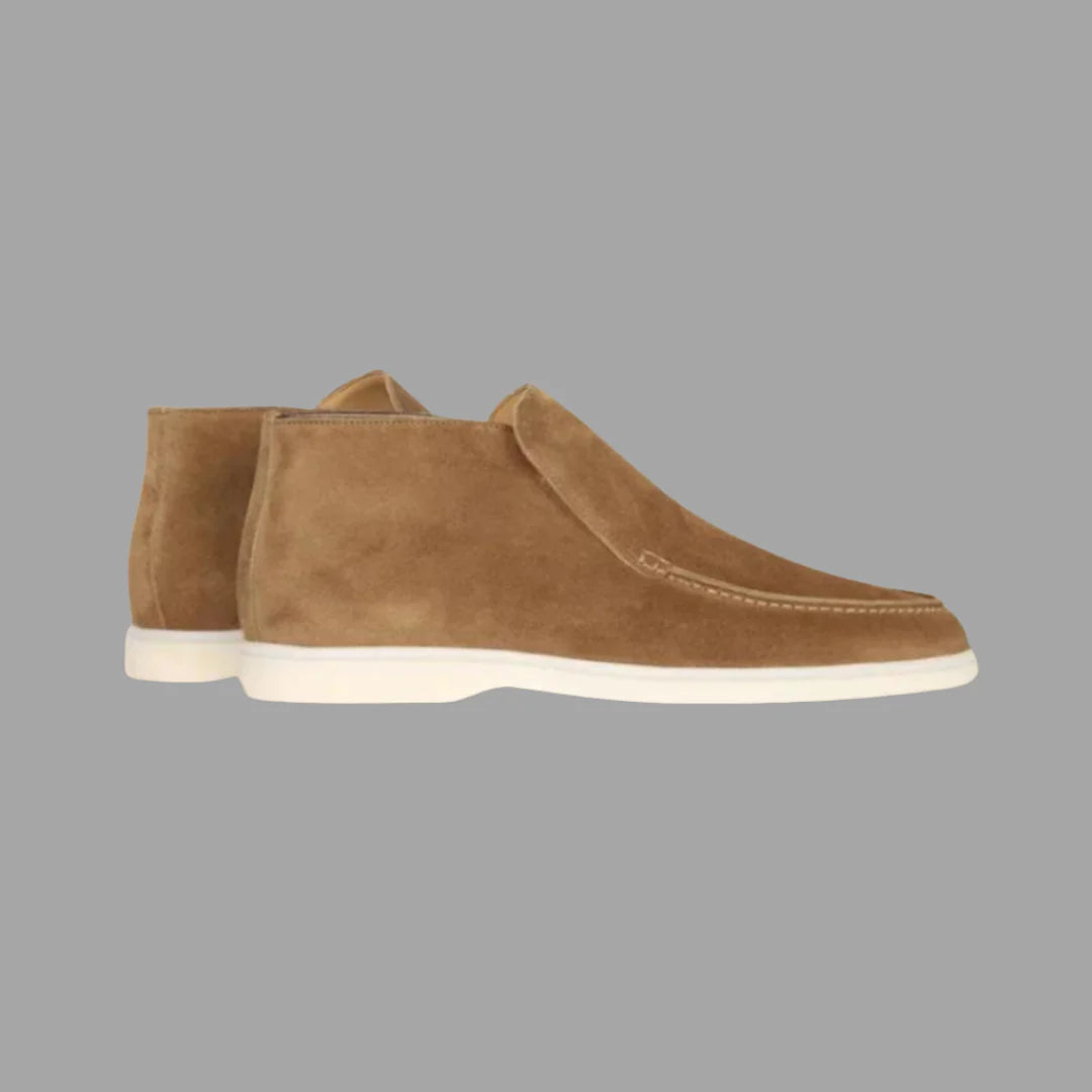 Hochwertige braune Wildlederstiefel mit weißer Sohle, ideal für Herrenmode. Perfekt für stilvolle, lässige Outfits und zeitlosen Komfort.