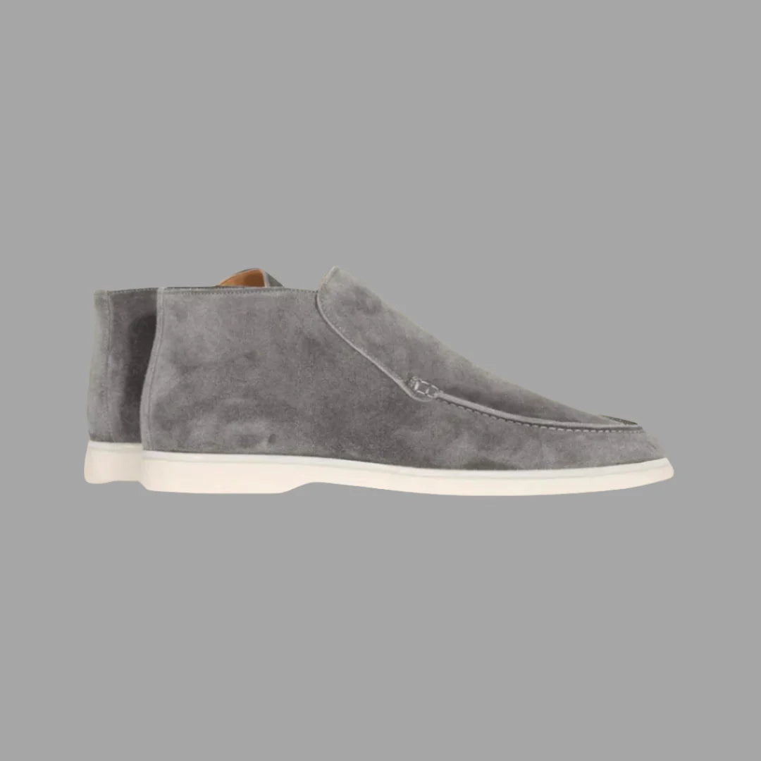 Graue Wildleder-Slipper für Herren, stilvoll und bequem, mit weißer Sohle. Perfekt für Freizeit und Büro. Hochwertige Herrenschuhe online kaufen.