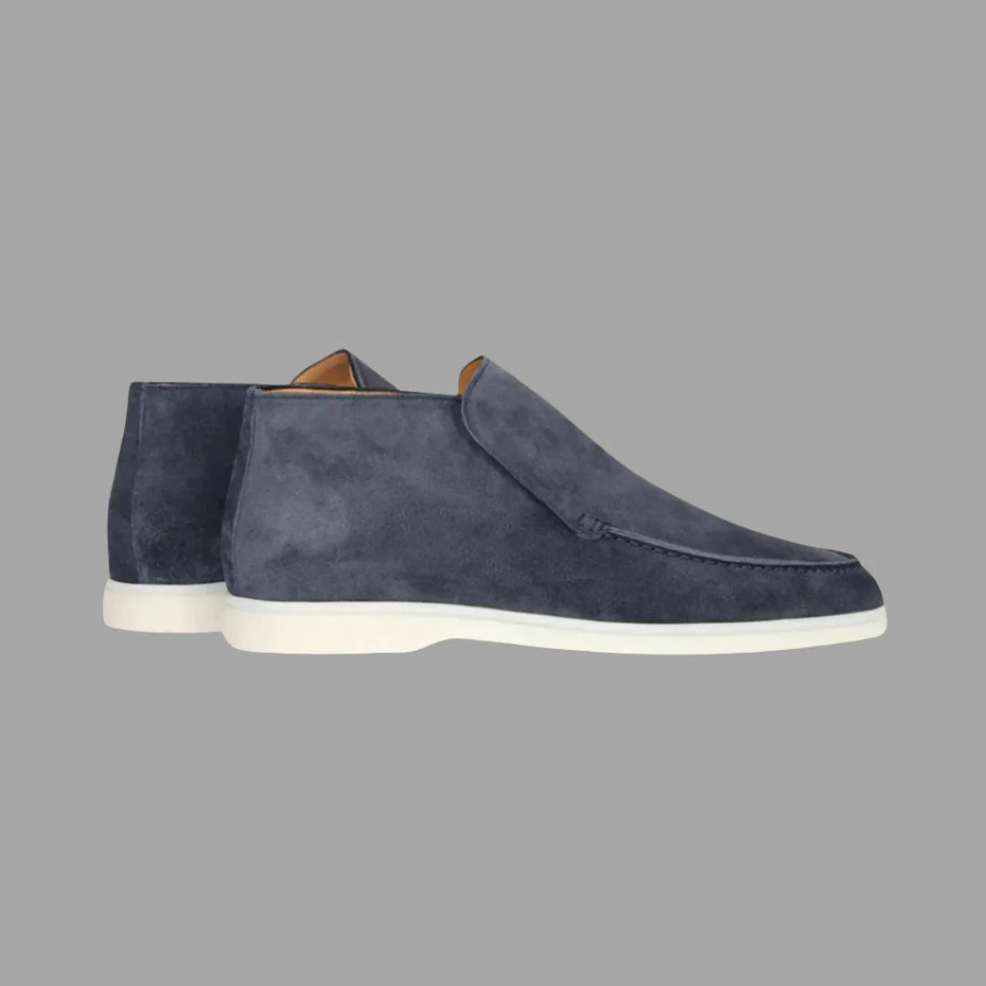 Elegante blaue Wildleder-Slipper für Herren mit weißer Sohle. Perfekt für stilvolle Freizeit- und Business-Looks. Hochwertige Verarbeitung.