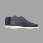 Elegante blaue Wildleder-Slipper für Herren mit weißer Sohle. Perfekt für stilvolle Freizeit- und Business-Looks. Hochwertige Verarbeitung.