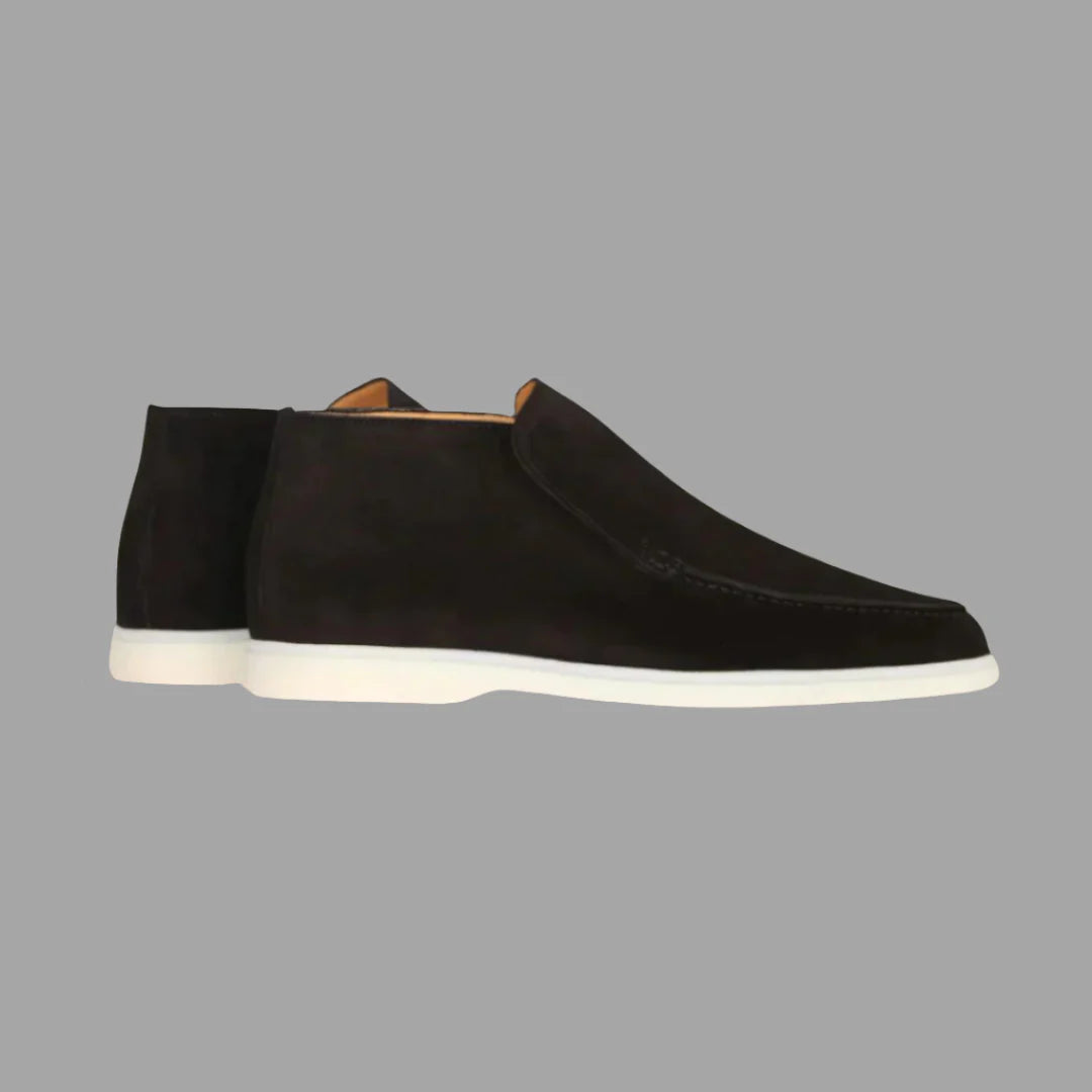 Elegante schwarze Wildleder-Sneaker mit weißer Sohle, ideal für Herrenmode. Perfekt für lässige und formelle Anlässe. Hochwertige Verarbeitung.