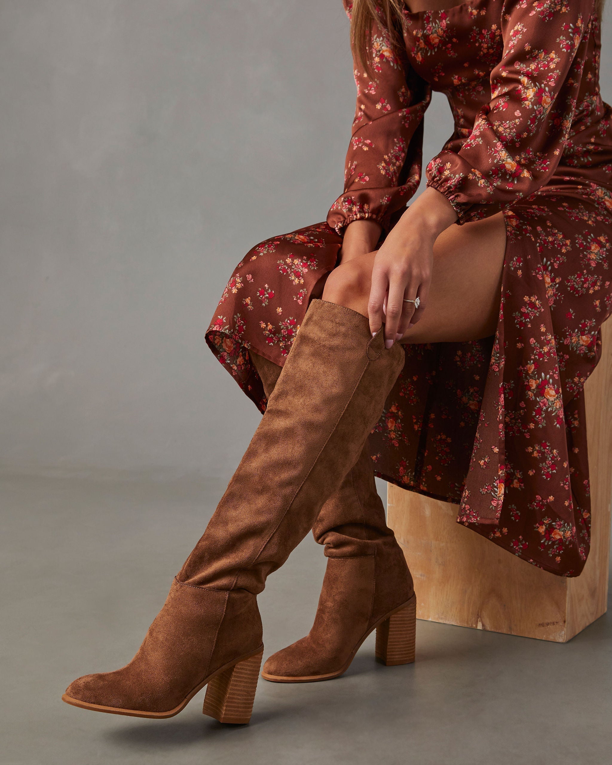 Braune Wildlederstiefel mit Blockabsatz, kombiniert mit einem geblümten Kleid. Perfekt für Herbstmode, stilvoll und vielseitig einsetzbar.