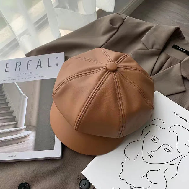 Damen-Newsboy-Cap aus PU-Leder in Beige, ideal für Frühling und Winter. Modische, achteckige Schiebermütze, perfekt für lässige Outfits.