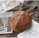 Damen Newsboy Cap aus PU-Leder in Beige, stilvoll und vielseitig für Frühling und Winter. Perfekt für modische Outfits und lässige Looks.