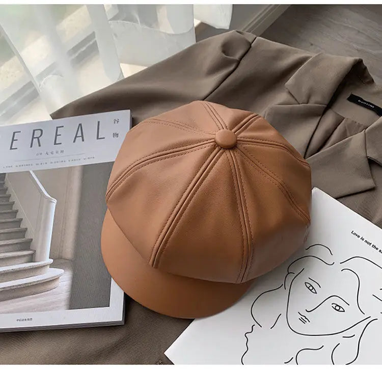Damen Newsboy Cap aus PU-Leder in Beige, stilvoll und vielseitig für Frühling und Winter. Perfekt für modische Outfits und lässige Looks.