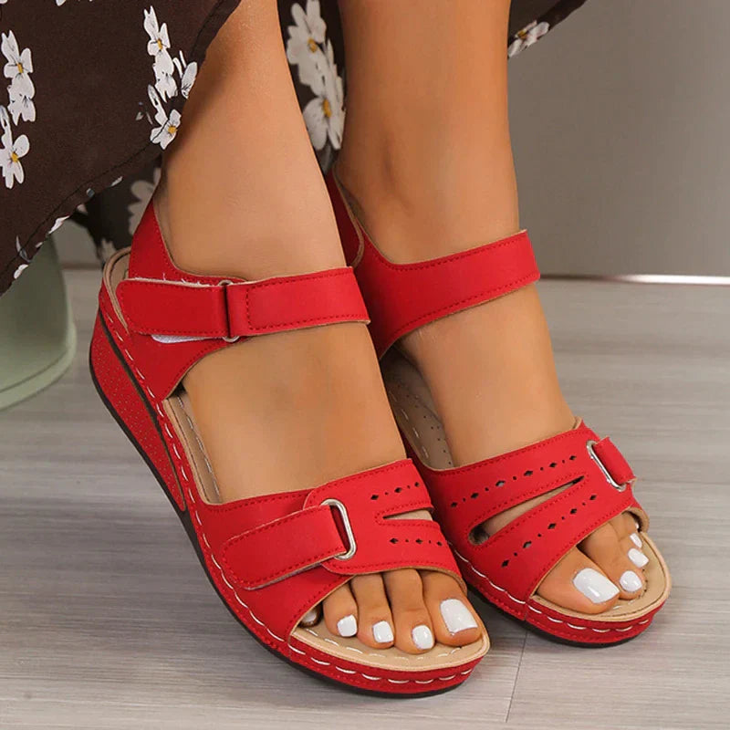 Rote Damensandalen, elegant und bequem, mit offenem Zeh und Schnalle. Perfekt für den Sommer, erhältlich in großen Größen. Modische Sommerschuhe.