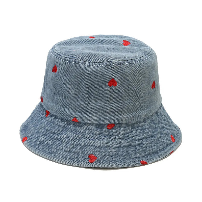 Damen- und Herren-Bucket-Hat aus gewaschenem Denim mit roten Herzmotiven, ideal für Frühling, Sommer und Herbst. Vintage-Stil, modisch und vielseitig.