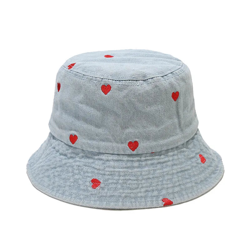 Damen- und Herren-Bucket-Hat aus gewaschenem Denim mit roten Herzstickereien. Perfekt für Frühling, Sommer und Herbst. Vintage-Stil, modisch.