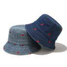 Zwei Vintage-Bucket-Hüte aus gewaschenem Denim mit roten Herzmustern, ideal für Damen und Herren im Frühling, Sommer und Herbst.