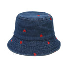 Damen- und Herren-Bucket-Hat aus gewaschenem Denim mit roten Herzmotiven. Perfekt für Frühling, Sommer und Herbst. Vintage-Stil, modisch und vielseitig.