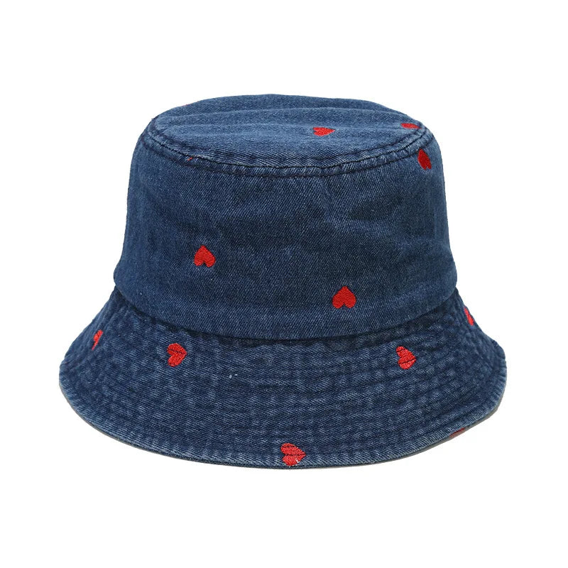 Damen- und Herren-Bucket-Hat aus gewaschenem Denim mit roten Herzmotiven. Perfekt für Frühling, Sommer und Herbst. Vintage-Stil, modisch und vielseitig.