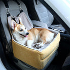 Corgi im gelben, erhöhten Hundesitz im Auto, sicherer Reisesitz, bequemes Hundebett.