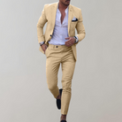 Eleganter gelber Herrenanzug mit Blazer und Hose, ideal für formelle Anlässe. Stilvoller Look mit weißem Hemd und Einstecktuch.