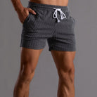 Gestreifte Herren-Shorts, elastischer Bund, ideal für Sport und Freizeit. Atmungsaktiv, modisch, perfekt für Workout und Laufen.