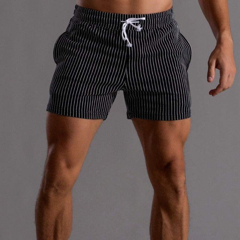 Gestreifte Herren-Shorts, elastischer Bund, ideal für Sport und Freizeit. Atmungsaktiv, modisch, perfekt für Workout und Laufen.
