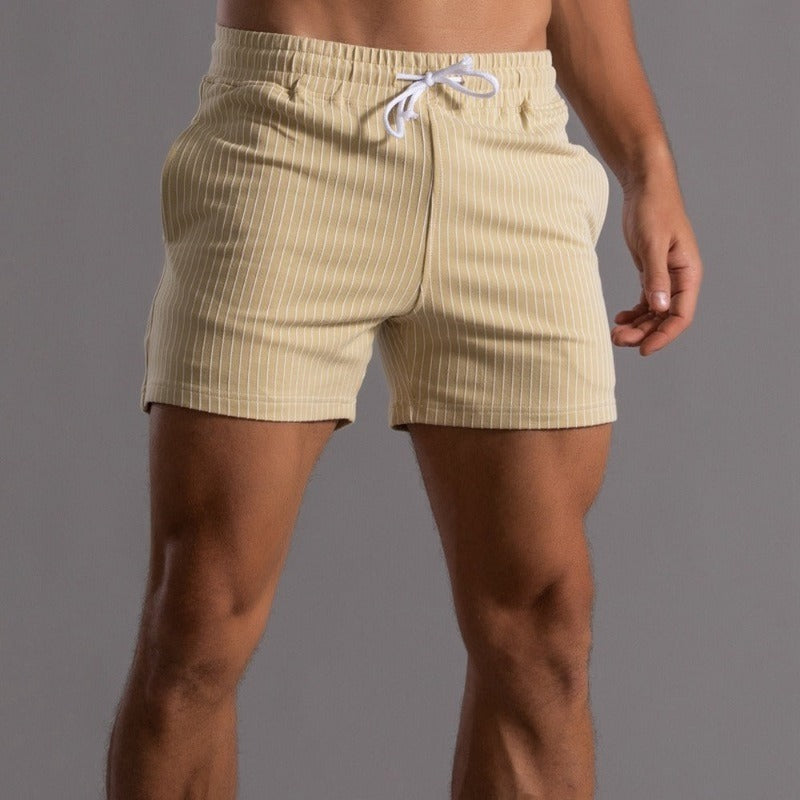 Gestreifte Herren-Shorts mit elastischem Bund, ideal für Sport und Freizeit. Atmungsaktiv, modisch und bequem für Jogging und Workout.
