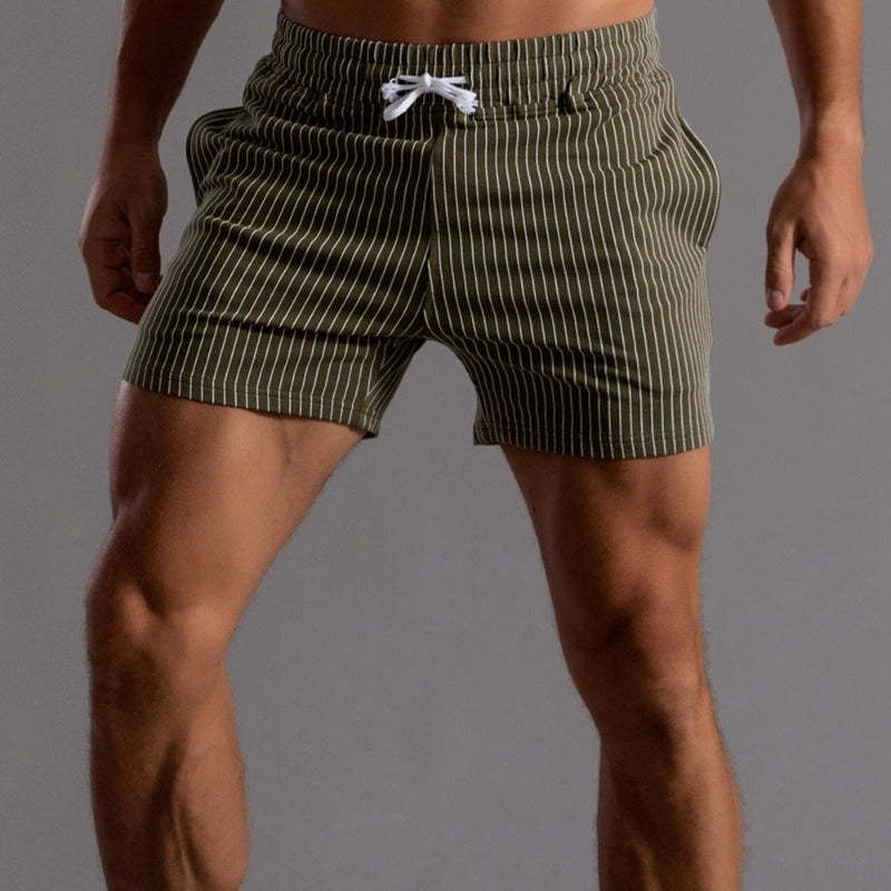 Gestreifte Herren-Shorts, elastischer Bund, ideal für Sport und Freizeit. Atmungsaktiv, modisch, perfekt für Workout und Laufen.