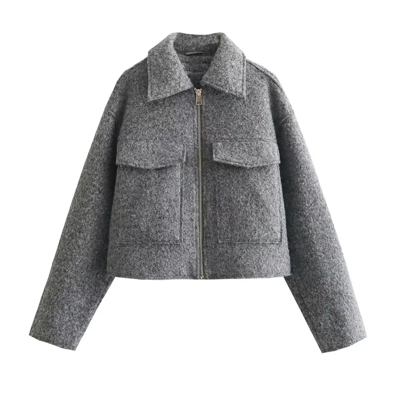 Graue Damenjacke aus Wolle mit Reißverschluss, zwei Brusttaschen und klassischem Kragen. Perfekt für Herbstmode und stilvolle Outfits.