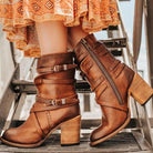 Damenstiefel aus Leder mit Blockabsatz und Zierreißverschluss, ideal für Herbstmode. Perfekt kombinierbar mit Boho-Kleidern.