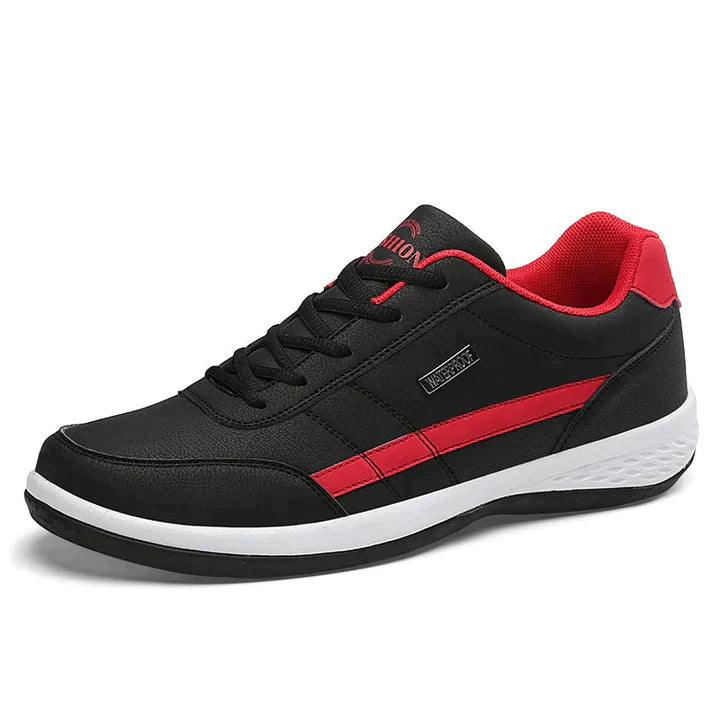 Schwarzer Sneaker mit rotem Akzent, ideal für Herren. Bequeme Sportschuhe, rutschfeste Sohle, modisches Design. Perfekt für Freizeit und Sport.